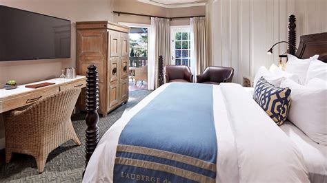 The lodge room - Two Queen Beds Spring View Guestroom. Lodge Room with two queen beds, sleeper sofa and a view of the Springs. WIFI Included. Maximum occupancy: 6 people. All accommodations are smoke-free and do not have TV’s. Maximum number of adults is 4. Book Now.